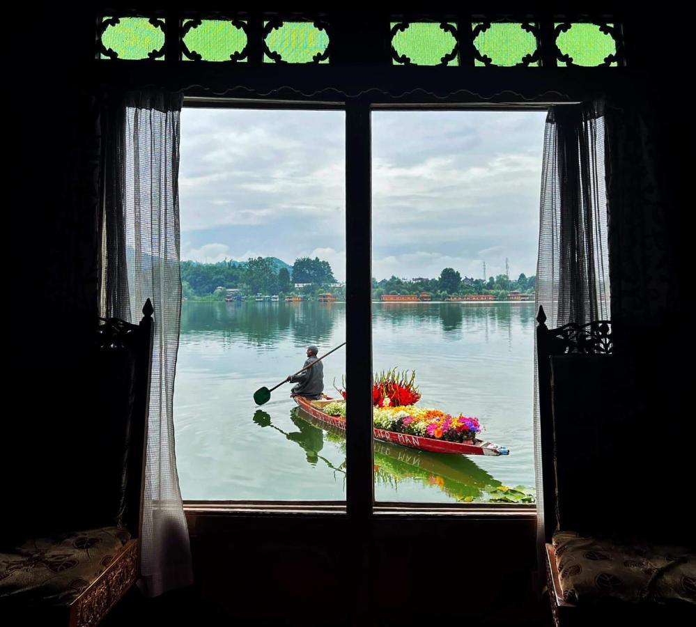 Houseboat Lily Of Nageen Srīnagar Exteriér fotografie