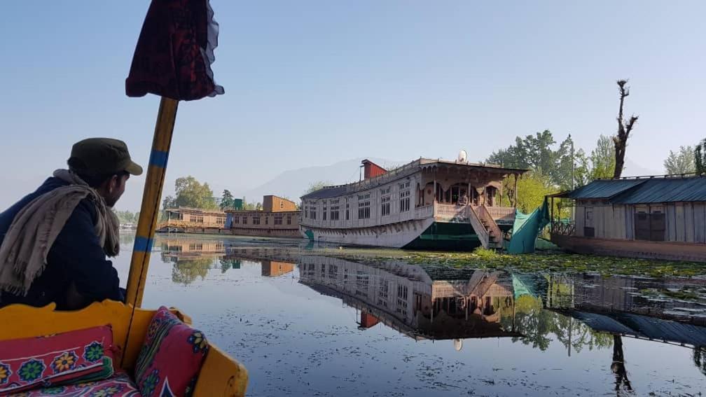 Houseboat Lily Of Nageen Srīnagar Exteriér fotografie