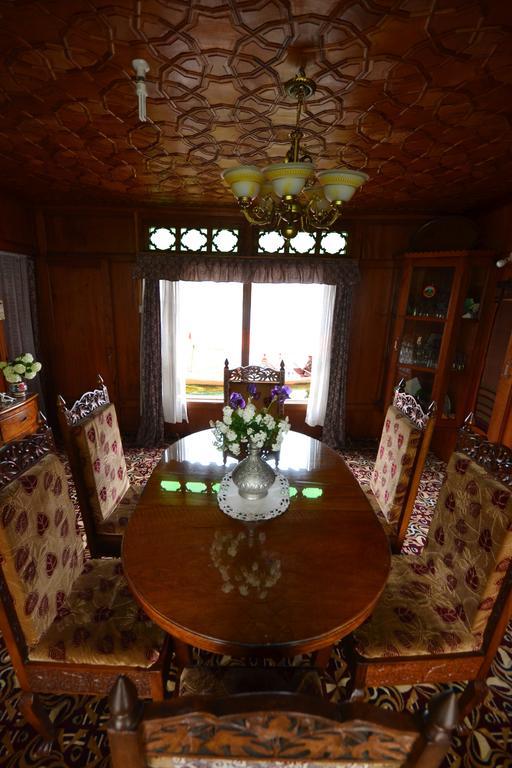 Houseboat Lily Of Nageen Srīnagar Exteriér fotografie