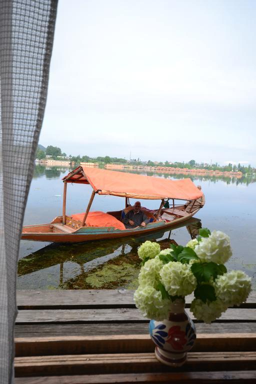Houseboat Lily Of Nageen Srīnagar Exteriér fotografie