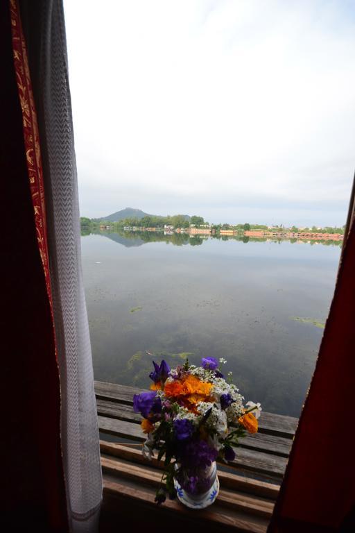 Houseboat Lily Of Nageen Srīnagar Exteriér fotografie